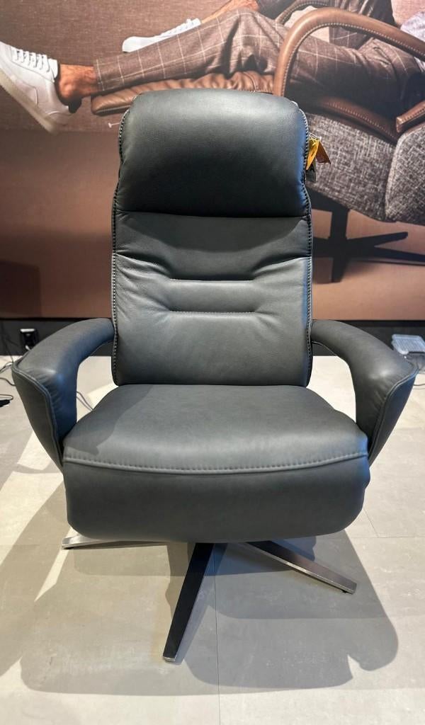 Moderne leren relaxfauteuil elektrisch + sta-op, Ophalen, Sommelsdijkse haven 19, Info@vissermeubelen.nl, Polipol