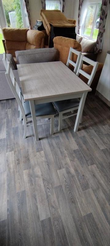 Eettafel set beschikbaar voor biedingen