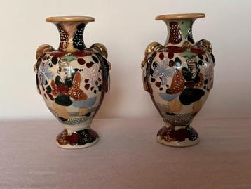 2x Zeldzame vintage handgeschilderde Japanse Satsuma vaasjes beschikbaar voor biedingen
