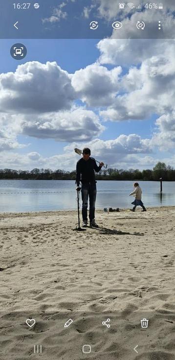 Op zoek met een metaaldetector  beschikbaar voor biedingen
