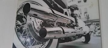 Motorfiets Uitlaat Foto is van glas  beschikbaar voor biedingen