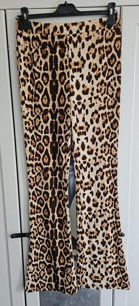 Flairbroek tijger panter print maat s/m, Kleding | Dames, Broeken en Pantalons, Bruin, Zo goed als nieuw, Lang, Ophalen