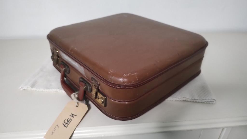 K597 VINTAGE stewardess koffer van geperst karton bruin, Overige materialen, Gebruikt, Onbekend, Minder dan 50 cm