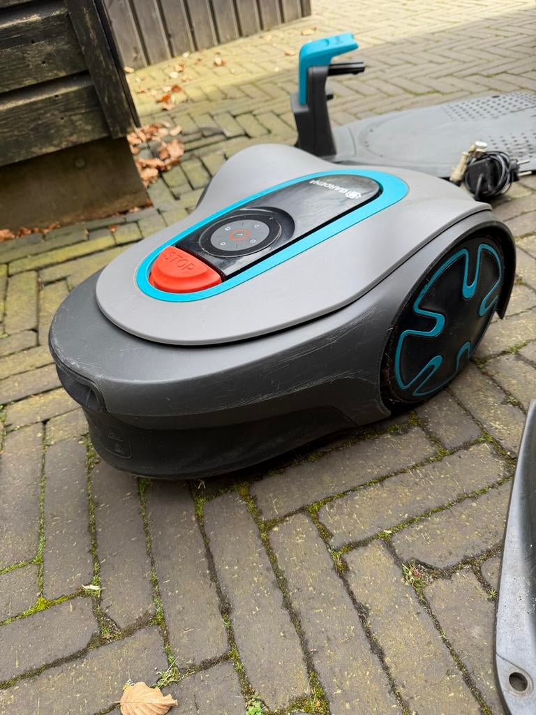 Gardena Robotmaaier met garage, Ophalen of Verzenden, Gebruikt, 20 tot 25 cm, Bestuurbaar via app