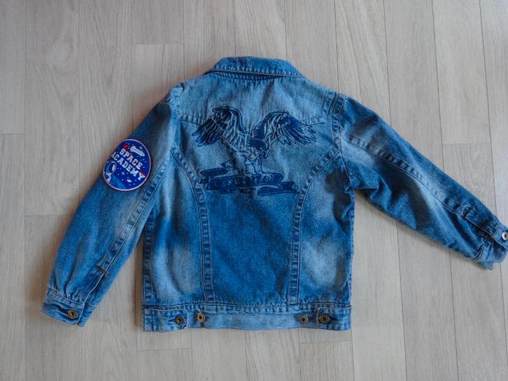 Spijkerjas Space Academy mt 122-128, Kinderen en Baby's, Kinderkleding | Maat 122, Zo goed als nieuw, Jongen, Jas, Ophalen of Verzenden