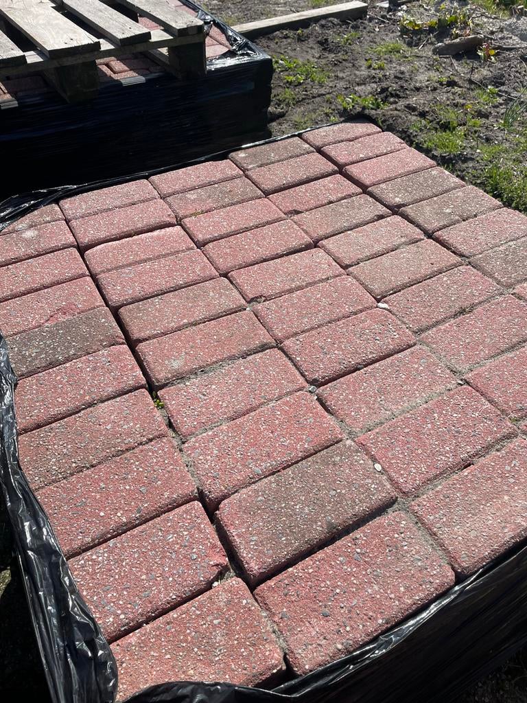 Mooi gebruikte rode klinkers op kunststof pallets, Tuin en Terras, Tegels en Klinkers, Ophalen, Gebruikt, Beton, Klinkers