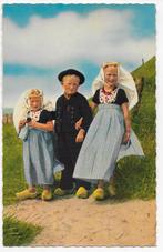 Zeeuwse klederdracht een leuk drietal oude ansichtkaart a421, Ophalen of Verzenden, 1960 tot 1980, Gelopen, Zeeland