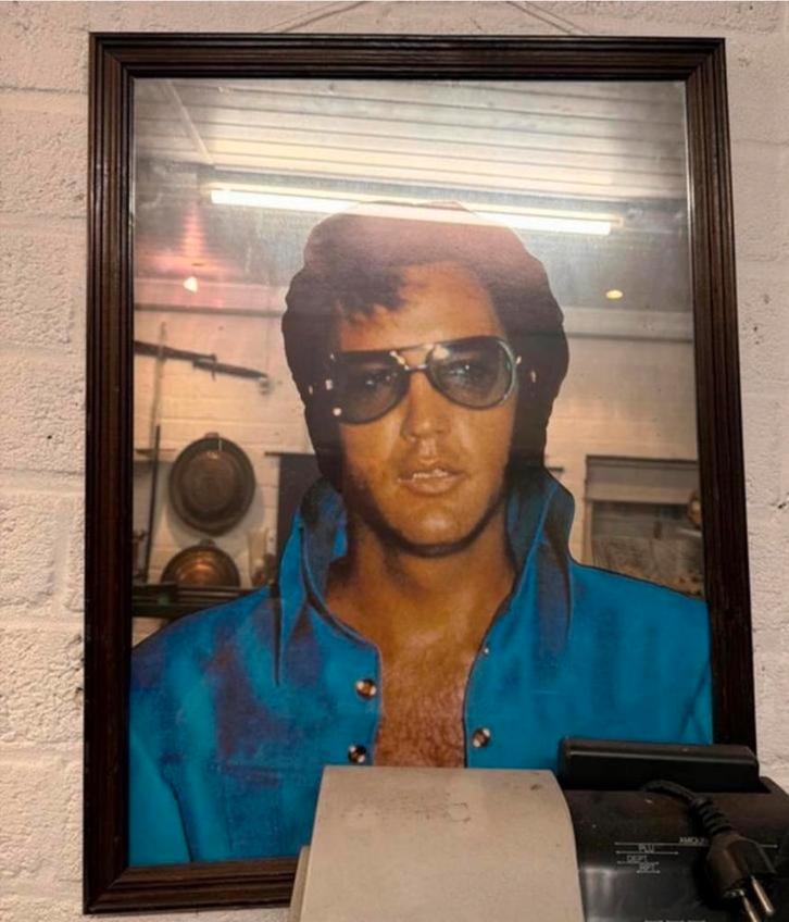 Elvis Presley spiegel met houten lijst, Huis en Inrichting, Woonaccessoires | Spiegels, Gebruikt, 50 tot 75 cm, Rechthoekig, Ophalen