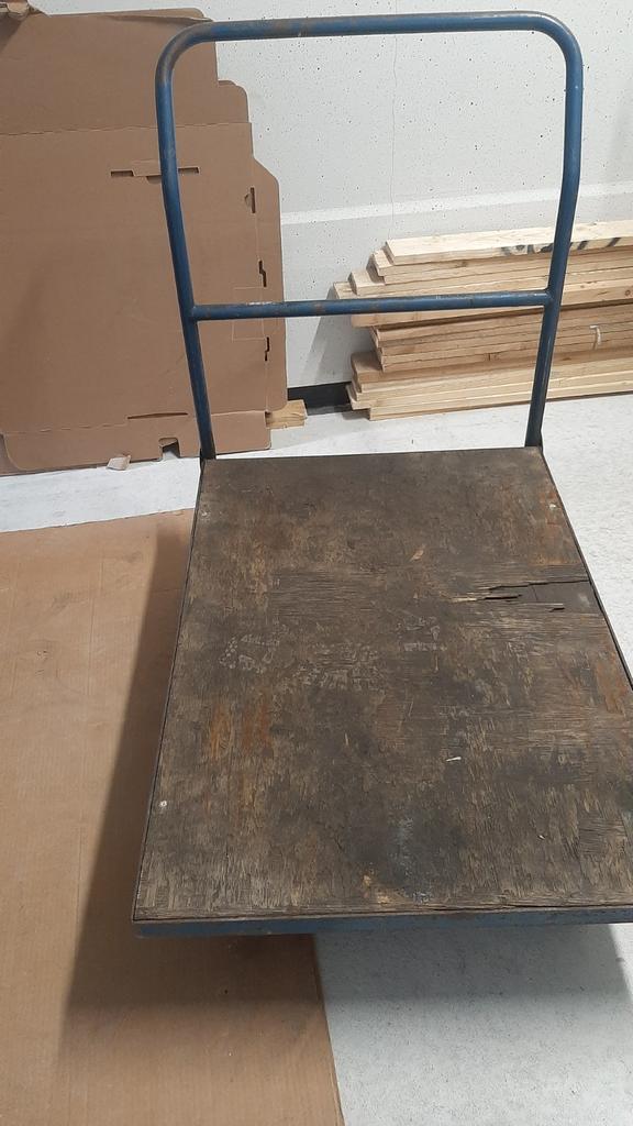 Platte stevige transportkar met houten bodem., 100 liter of meer, Ophalen of Verzenden, Gebruikt, Transportkar