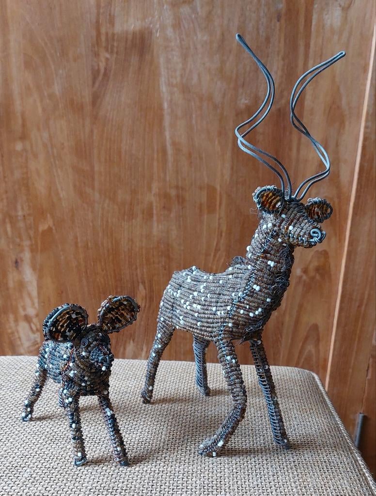 Twee kralen beeldjes van dieren, Ophalen