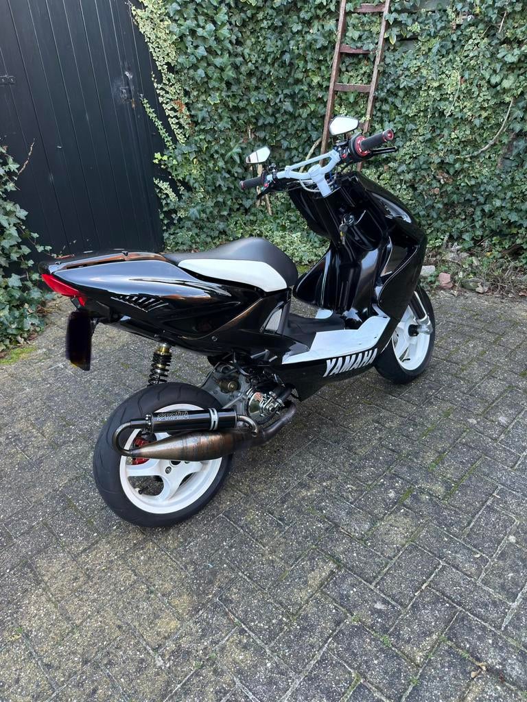 Yamaha Aerox Scooter - Zwart/Wit, Sportuitlaat, Ophalen, Zo goed als nieuw, Maximaal 45 km/u, Tweetakt
