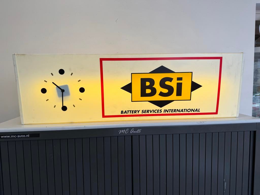 Vintage BSi Lichtbak Klok - Battery Services International, Verzamelen, Ophalen, Gebruikt, ., Lichtbak of (neon) lamp