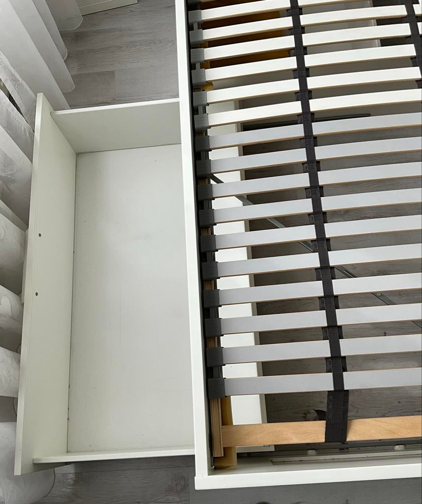 Bed met bed hoofd, Huis en Inrichting, Slaapkamer | Bedden, Overige materialen, Wit, Tweepersoons, Ophalen of Verzenden