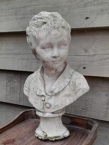 Oude buste, beeld jongen, 40 cm, Tuin en Terras, Ophalen of Verzenden, Gebruikt, Steen, Mensenbeeld