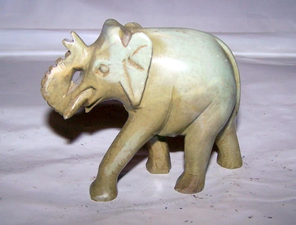 Mooi spekstenen Olifant beeldje. H. 7cm. Izgs., Verzamelen, Beelden en Beeldjes, Ophalen of Verzenden, Zo goed als nieuw, Dier