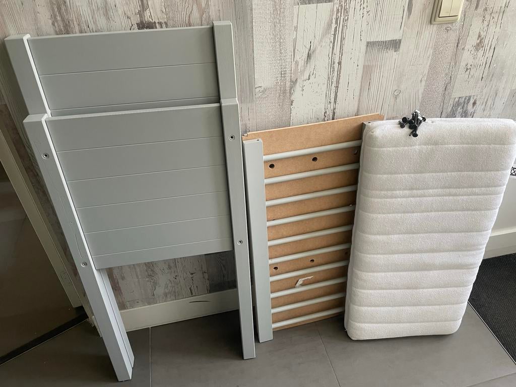 Grijs ledikant met matras, Kinderen en Baby's, Babywiegjes en Ledikanten, Ophalen of Verzenden, Gebruikt, Ledikant