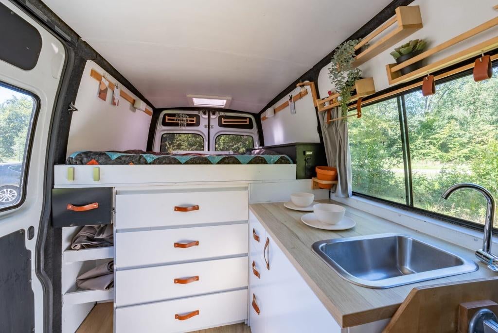 Complete Buscamper (5.5m) | Zonnepaneel | Cruisecontrol, Overige merken, Chemisch toilet, Tot en met 2, Koelkast