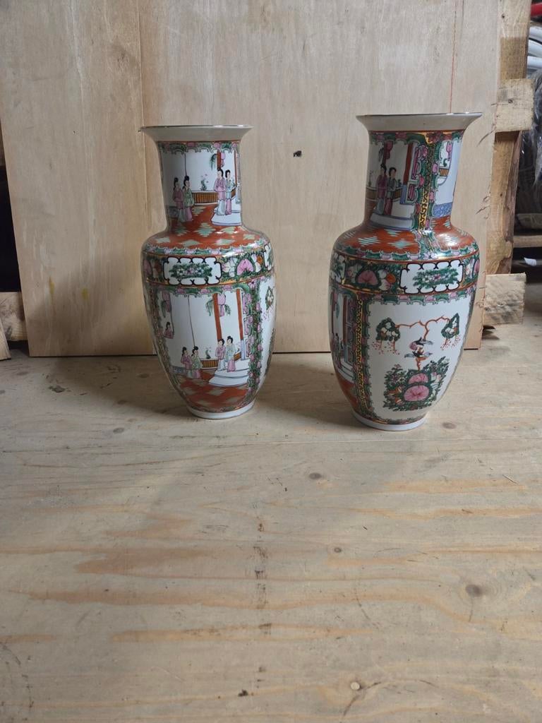 Set van 2 Chinese vazen met figuren en bloemen, Ophalen