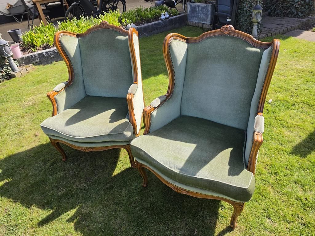 Klassieke oorfauteuils in elegante Louis XV stijl, Ophalen