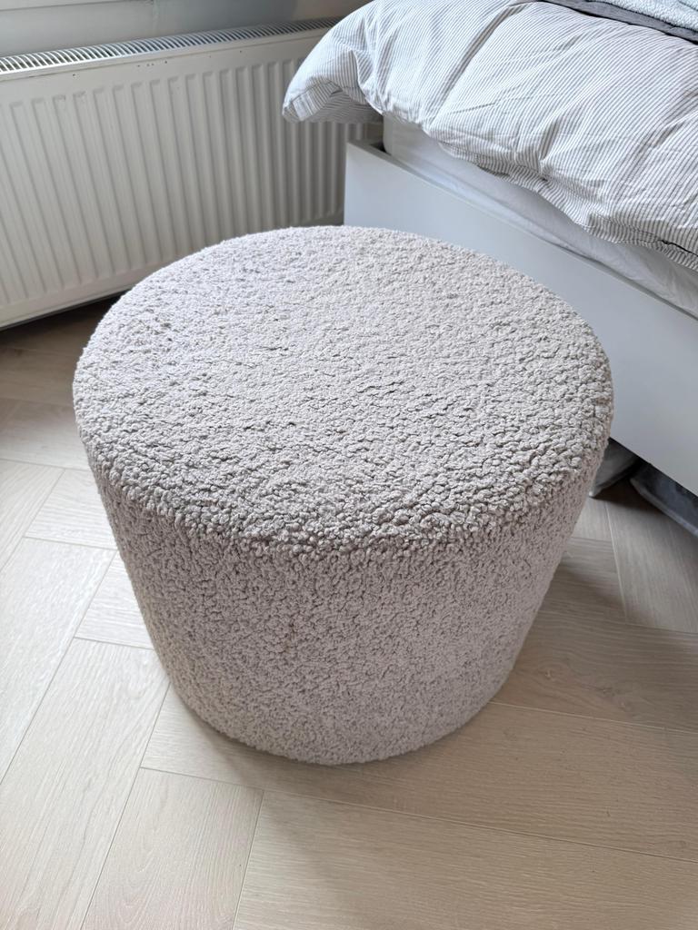 Witte Bouclé Poef - Comfortabel en Stijlvol, Ophalen, Minder dan 50 cm, Rond, Zo goed als nieuw