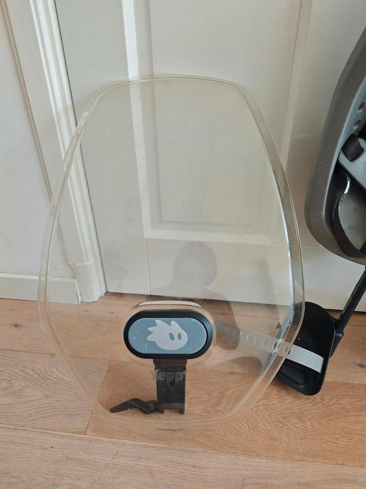 Yepp voorzitje met adapter en windscherm, Fietsen en Brommers, Fietsaccessoires | Fietsstoeltjes, Gebruikt, Voorzitje, 9 t/m 18 kg