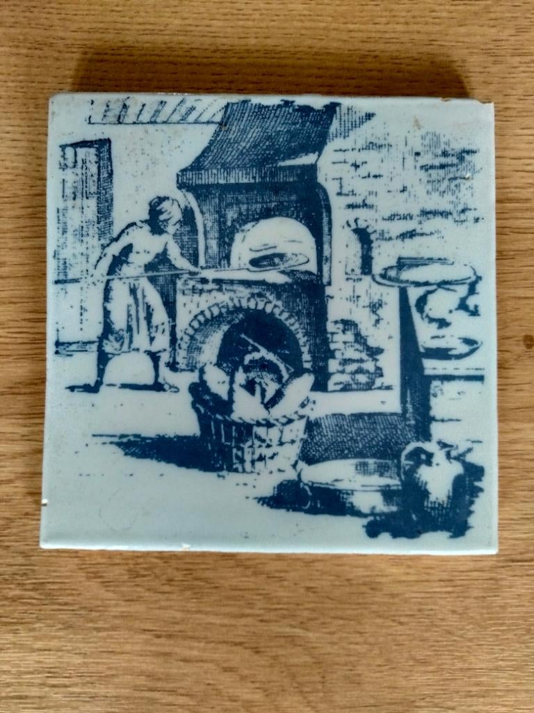 Tegel Tichelaar Makkum. Blauw. Een broodbakker. Gemerkt, Ophalen, Gebruikt