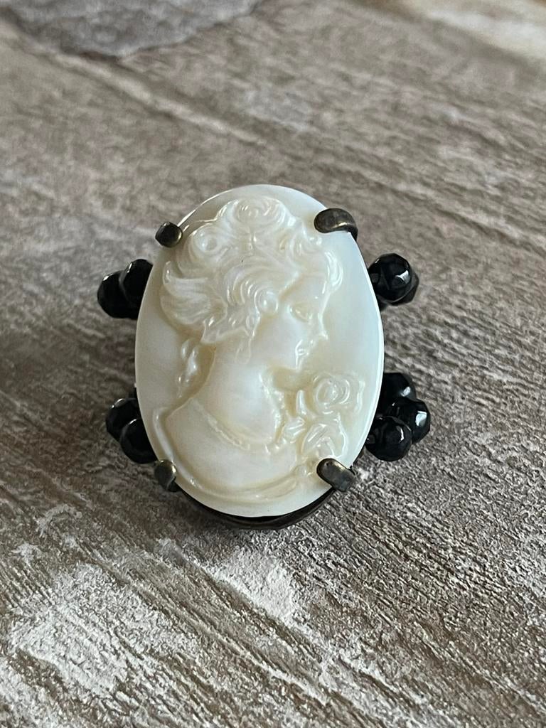 Elegante camee ring met een comfortabele elastische band, Wit, Nieuw, Ophalen of Verzenden, Dame