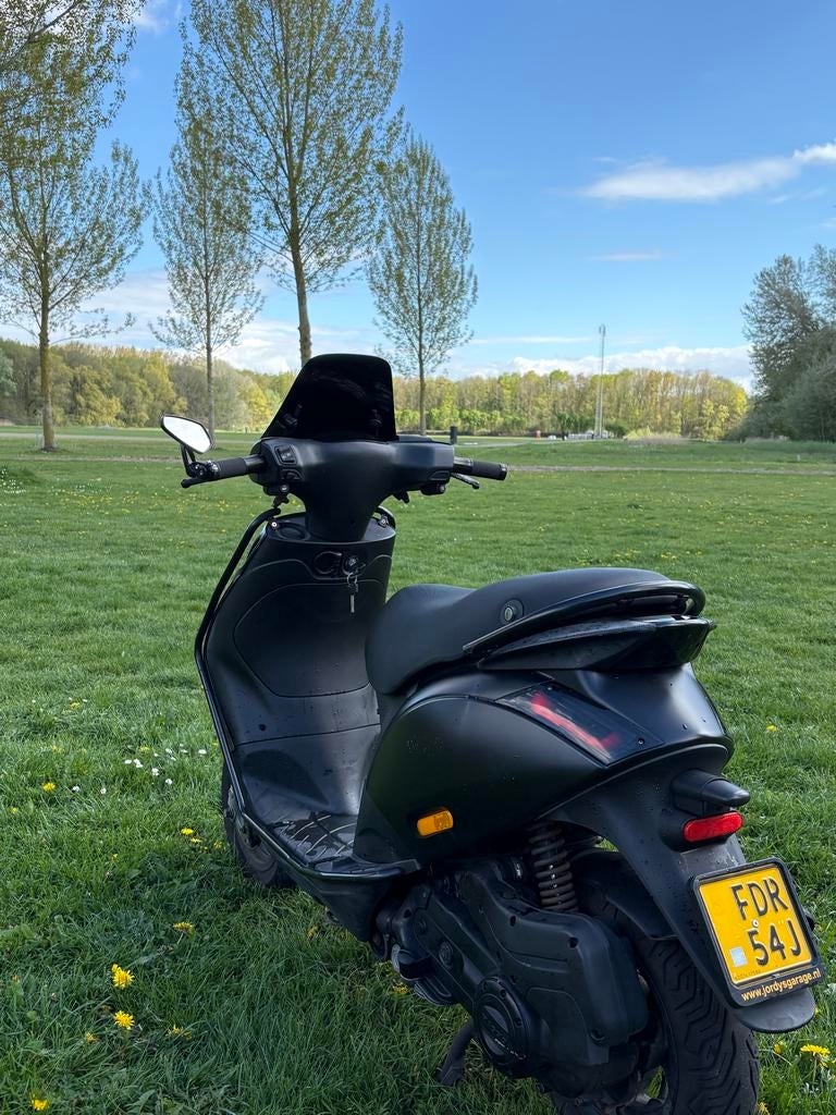 Piaggio Zip 2020 - Zwart - Goed onderhouden, Fietsen en Brommers, Scooters | Piaggio, Ophalen, Gebruikt, Maximaal 45 km/u, Zip