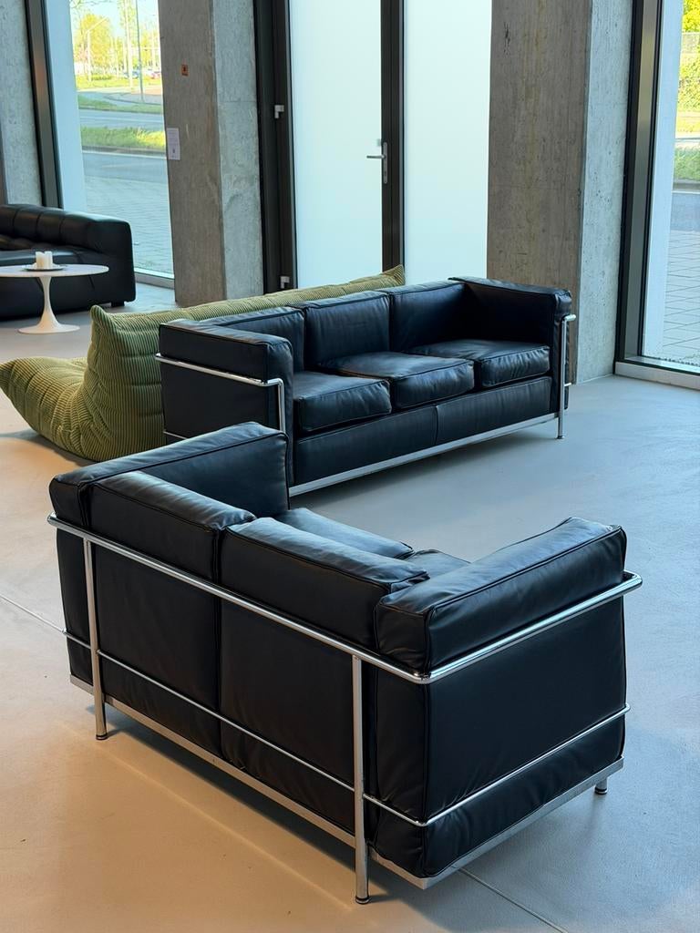 Vintage Cassina Le Corbusier LC2 Set | Zwart Leder, 150 tot 200 cm, Driepersoons, 75 tot 100 cm, Ophalen of Verzenden