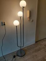 Vintag voerlamp met 3 opaal witte glazen bollen, 160 cm hoog, Ophalen of Verzenden