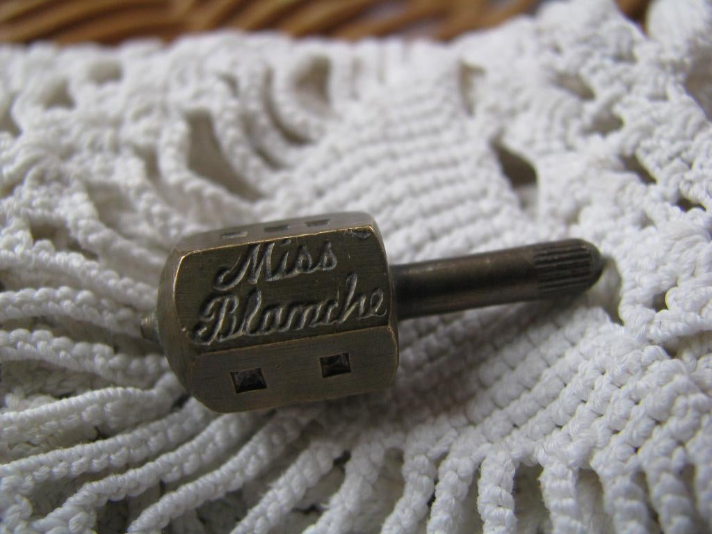 Miss Blanche * 1930 - 1940 * dobbel tol * koper # messing *, Verzamelen, Ophalen of Verzenden, Gebruiksvoorwerp