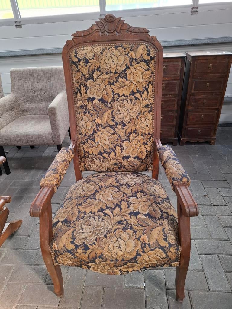 Antieke fauteuil met bloemenpatroon, Ophalen