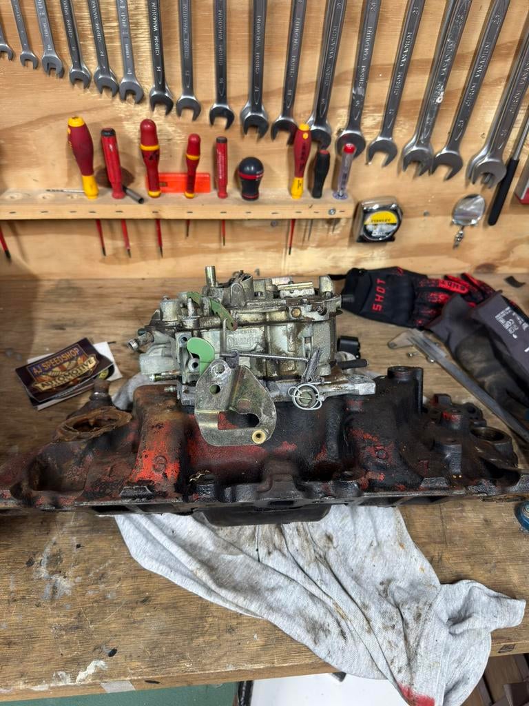 Chevy small block intake + quadrajet rochester carb, Ophalen of Verzenden