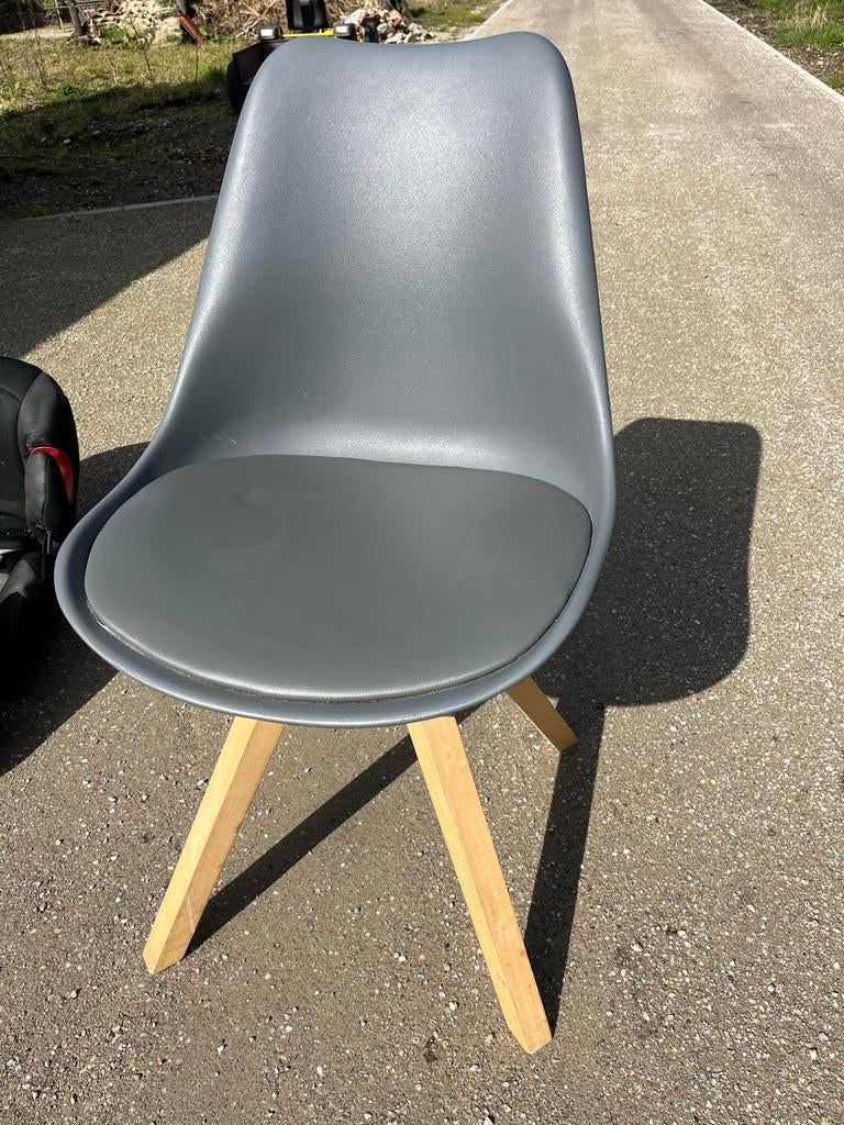 Grijze stoel met houten poten, Huis en Inrichting, Stoelen, Kunststof, Gebruikt, Ophalen of Verzenden, Eén