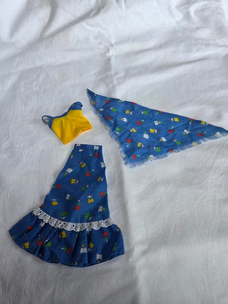 sindy 1977 romany girl, Verzamelen, Verzenden, Zo goed als nieuw, Kleertjes