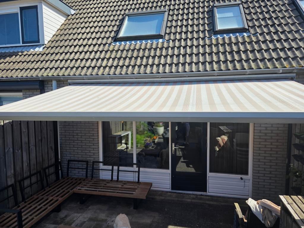 Gebruikt zonnescherm met rood wit doek, Tuin en Terras, Zonneschermen, Ophalen, Gebruikt, 450 cm of meer, 150 tot 300 cm