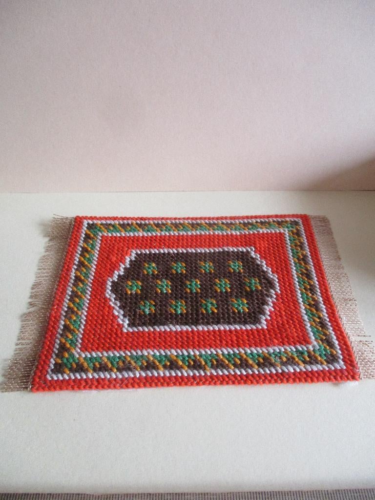 poppenhuis hand geborduurd vloerkleedje, Ophalen of Verzenden, Zo goed als nieuw, Decoratie