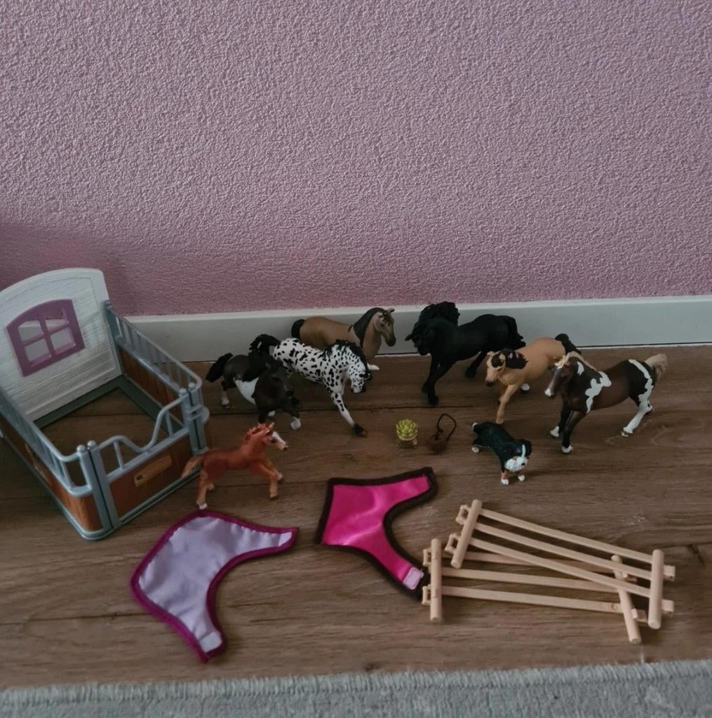 Schleich Horse Club setje paarden met stalletje, Ophalen of Verzenden, Zo goed als nieuw