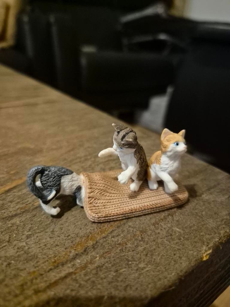 Schleich Katten op mat - Speelfiguur, Ophalen of Verzenden, Gebruikt, Hond of Kat, Beeldje of Figuurtje