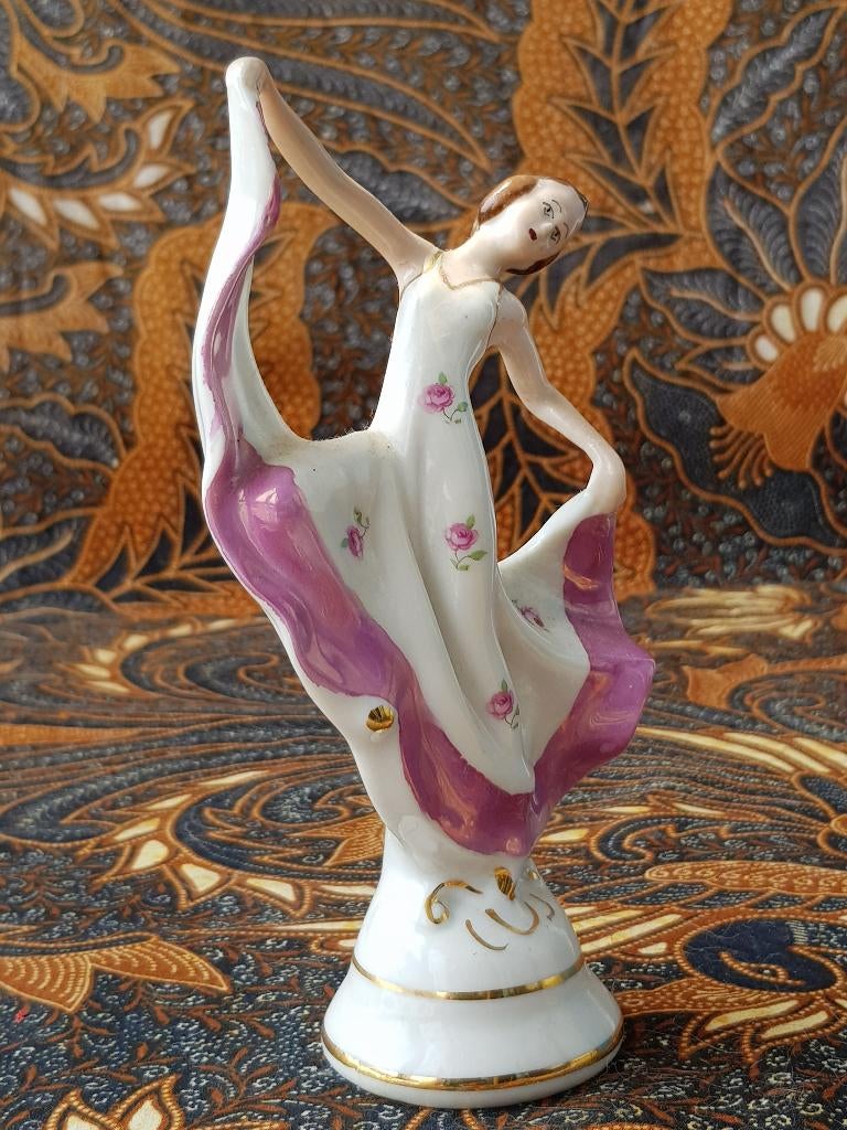 Prachtig Art Deco beeldje uit Engeland van een vrouw 15,5 cm, Antiek en Kunst, Antiek | Porselein, Ophalen of Verzenden
