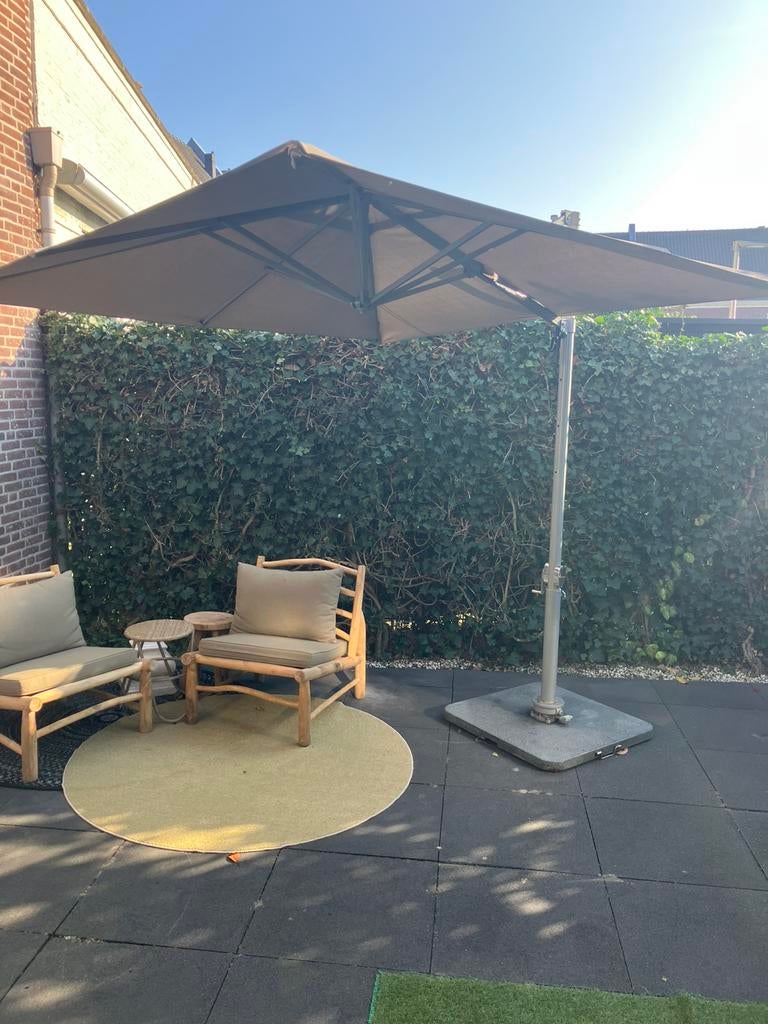 Borek parasol beige taupe incl voetstuk, Ophalen of Verzenden, Zo goed als nieuw, Zweefparasol