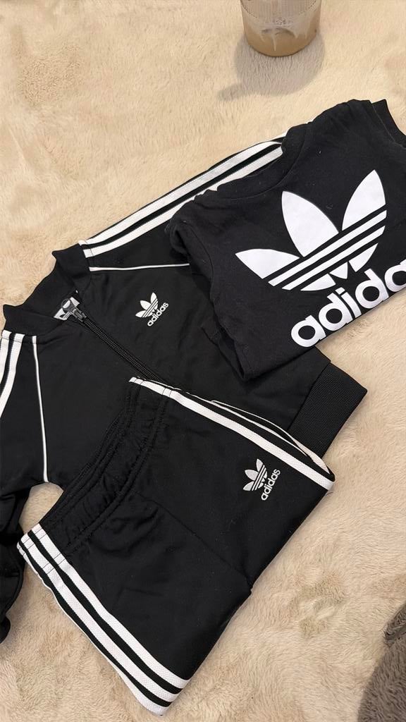 Adidas trainingspak (74) + shirt (6-9 mnd/74), Ophalen of Verzenden, Zo goed als nieuw, Overige maten, Voetbal