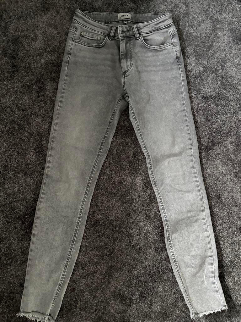 ONLY grijze jeans met gerafelde pijpen - Maat M/32, Kleding | Dames, Ophalen of Verzenden, Zo goed als nieuw, Grijs, W30 - W32 (confectie 38/40)
