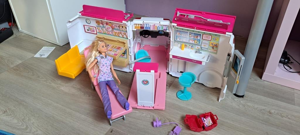 Barbie Ambulance met pop en accessoires - Uitklapbaar, Kinderen en Baby's, Speelgoed | Poppen, Ophalen of Verzenden, Gebruikt