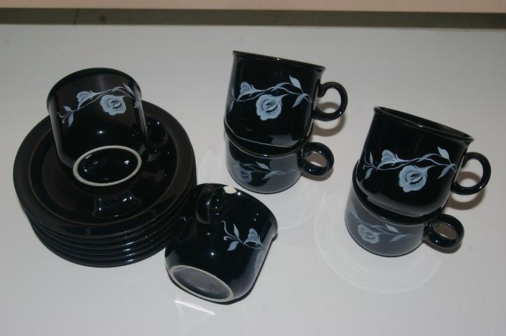 Servies, zwart met bloemmotief., Huis en Inrichting, Keuken | Servies, Zo goed als nieuw, Overige typen, Overige stijlen, Aardewerk