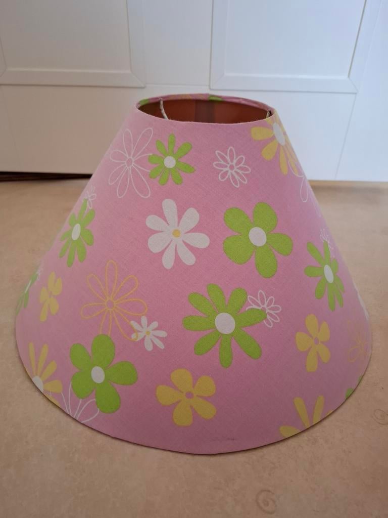 Roze lampenkap met vrolijke bloemetjes, Huis en Inrichting, Lampen | Lampenkappen, Gebruikt, 25 tot 50 cm, Bloemen, Speels, Kinderkamer