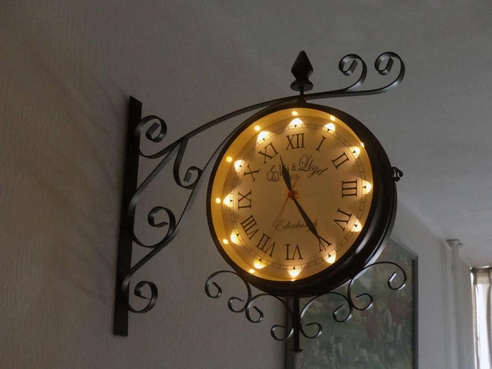 Klassiek Stationsklok Ellis & Lloyd, 25 cm.verlichting erin., Ophalen of Verzenden, Zo goed als nieuw, Analoog, Wandklok