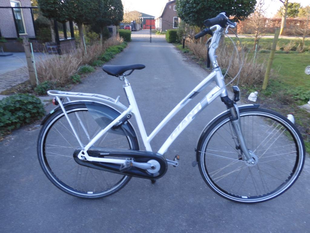 Stevige 28" Giant Cosmo CS met 8 versnellingen, 57 frame, Fietsen en Brommers, Fietsen | Dames | Damesfietsen, Versnellingen, Niet ingevuld