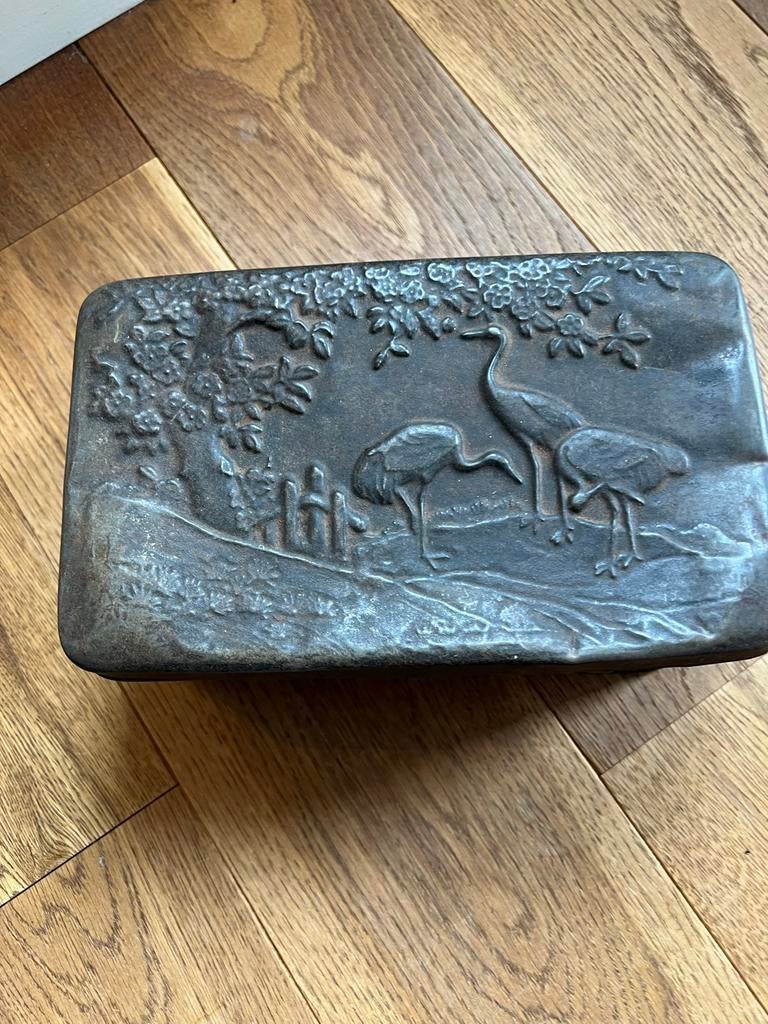 Antiek metal blik met reliëf, Japans/Aziatisch motief, Verzamelen, Blikken, Ophalen of Verzenden, Zo goed als nieuw, Overige, Overige merken