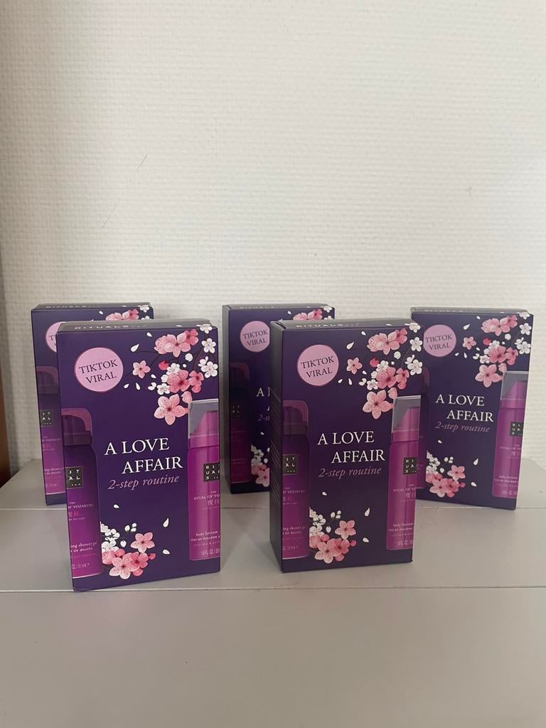 Nieuw rituals yozakura giftset showergel bodylotion mousse, Sieraden, Tassen en Uiterlijk, Uiterlijk | Lichaamsverzorging, Ophalen of Verzenden